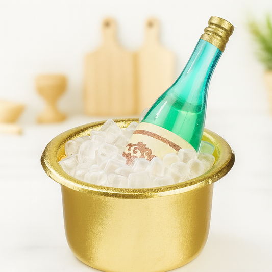 Miniatur Sektkühler mit Flasche 3cm aus Kunststoff – Wichtel Zubehör, Puppenhaus, Diorama