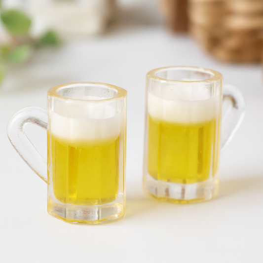 Miniatur Bierglas 2-teilig, 1,5cm aus Kunststoff – Zubehör für Wichtelwelt, Puppenhaus und Diorama