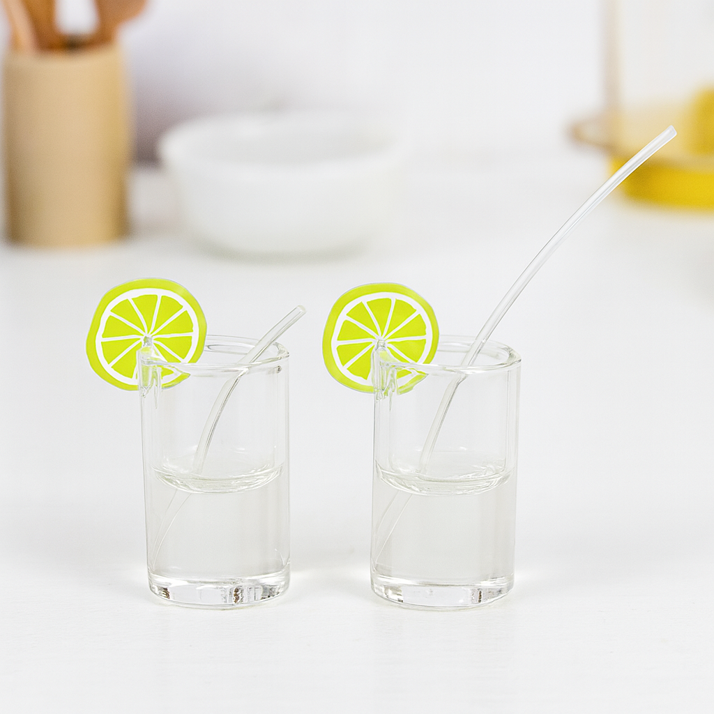 Miniatur Cocktailglas mit Zitrone und Strohhalm, 0,6x1,2cm Kunststoff – Wichtel Zubehör für Puppenhaus, Diorama und Weihnachten