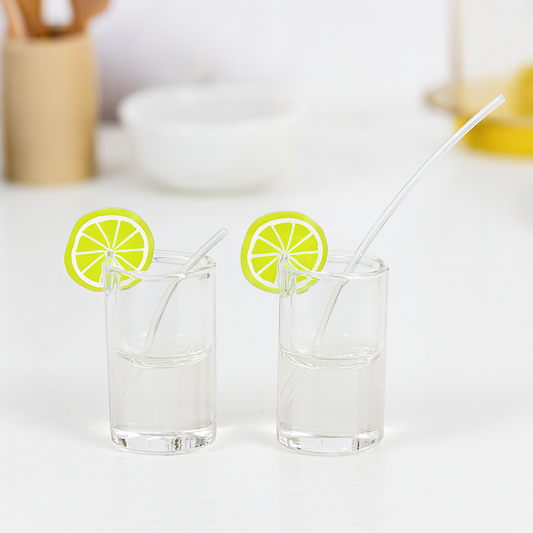 Miniatur Cocktailglas mit Zitrone und Strohhalm, 0,6x1,2cm Kunststoff – Wichtel Zubehör für Puppenhaus, Diorama und Weihnachten