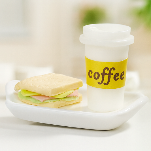 Miniatur Snack mit Sandwich und Coffee-to-go Becher auf Tablett, ca. 5,2 x 3,2 cm aus Kunststoff – Wichtel Zubehör, Puppenhaus und Diorama