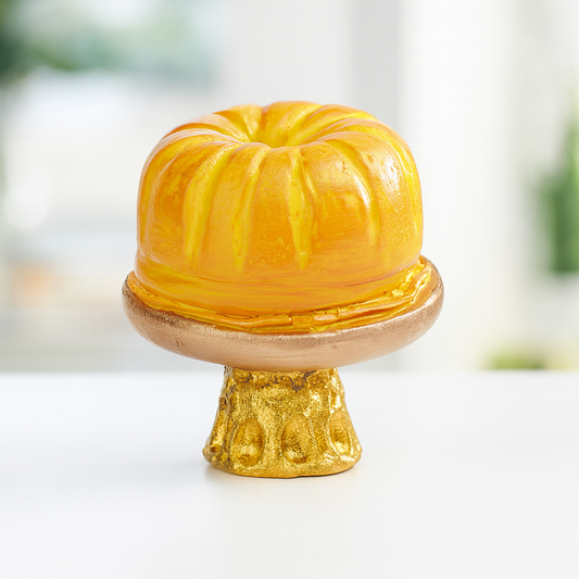 Miniatur Kuchen auf Ständer, ca. 3cm aus Polyresin – Zubehör für Puppenhaus, Wichtelwelt, Diorama und Modellbau