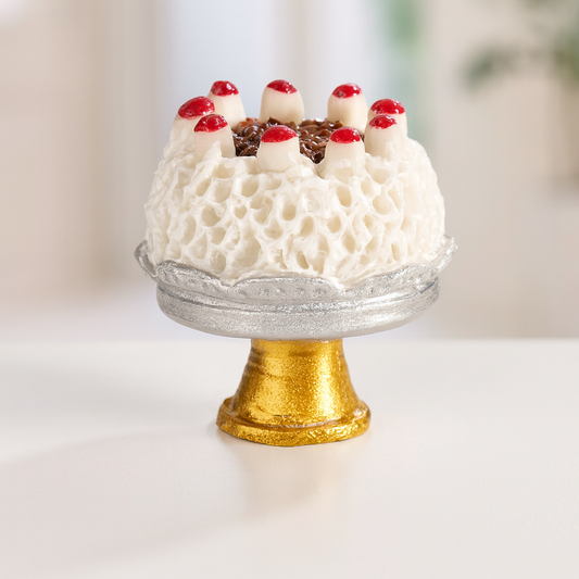 Miniatur Torte auf Ständer, ca. 3,5cm aus Polyresin – Zubehör für Puppenhaus, Wichtelwelt, Diorama und Modellbau