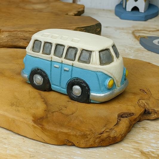 Miniatur Bus aus Polyresin (3cm) – liebevoll bemalte Dekofigur für Geldgeschenke, Puppenhaus, Modellbau & Wichtelwelt. Perfekt als Tischdeko & Bastelmaterial.