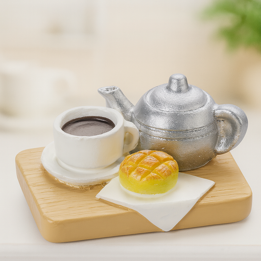 Miniatur Frühstück 4cm Polyresin mit silberner Teekanne, Kaffeetasse und Gebäck auf Holzbrett – Zubehör für Wichtelwelt, Puppenhaus und Diorama
