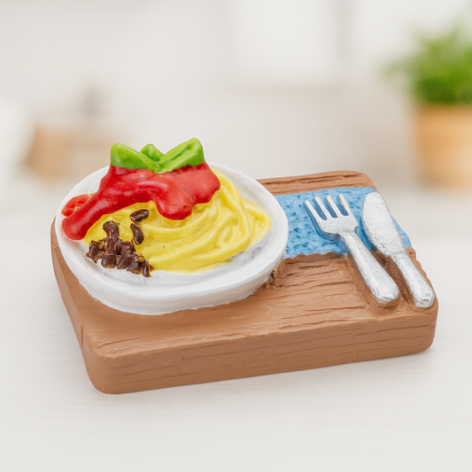 Miniatur Spaghetti auf Brett mit Besteck, ca. 3,5cm aus Polyresin – Zubehör für Wichtelwelt, Puppenhaus und Diorama