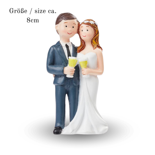 – Hochzeitsfigur Brautpaar mit Sektglas aus Polyresin 8 cm
– Dekofigur Braut und Bräutigam als Tortenaufsatz
– Braut in Weiß, Bräutigam in Blau mit Glas – Hochzeit Deko
– Handbemalte Hochzeitsfigur für Torte oder Tisch
– Figur Brautpaar feiert mit Sektglas – 8 cm Deko