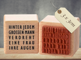 Motivstempel Hinter jedem großen Mann verdreht eine Frau Ihre Augen , Textstempel deutsch , Wort Schriftzug Stempel